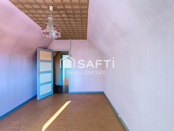 Maison avec joli jardin, garage et dépendance, située au calme à Hombourg-Haut.