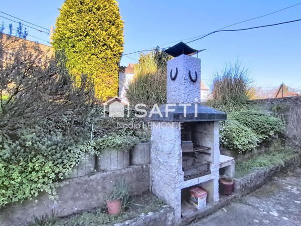 Maison avec joli jardin, garage et dépendance, située au calme à Hombourg-Haut.