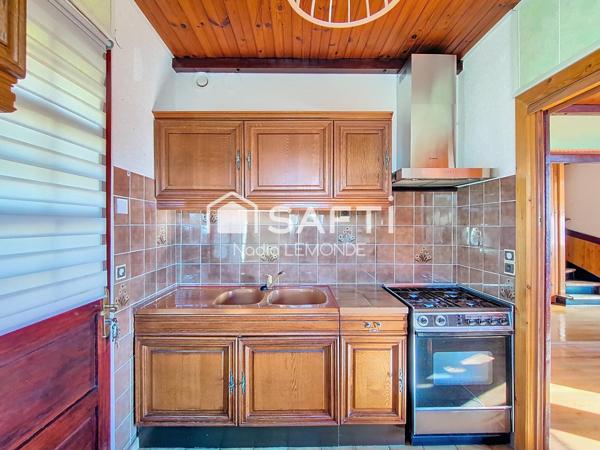 Maison avec joli jardin, garage et dépendance, située au calme à Hombourg-Haut.