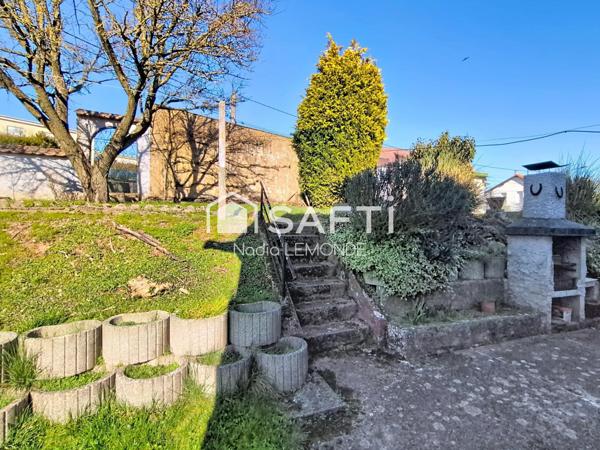 Maison avec joli jardin, garage et dépendance, située au calme à Hombourg-Haut.