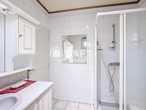 Maison avec joli jardin, garage et dépendance, située au calme à Hombourg-Haut.