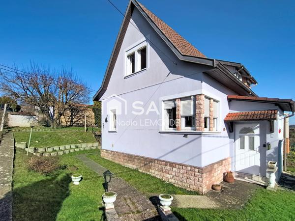 Maison avec joli jardin, garage et dépendance, située au calme à Hombourg-Haut.