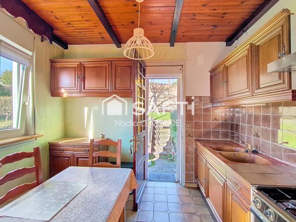 Maison avec joli jardin, garage et dépendance, située au calme à Hombourg-Haut.