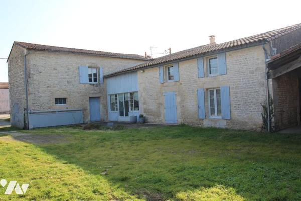 CHABAN DE CHAURAY, BELLE MAISON EN PIERRES APPARENTES AVEC GRANDES DEPENDANCES ET JARDIN.