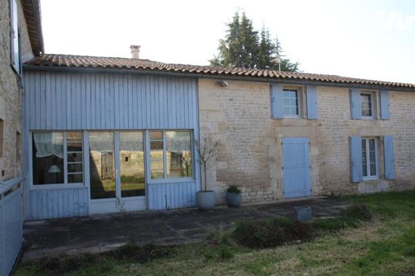 CHABAN DE CHAURAY, BELLE MAISON EN PIERRES APPARENTES AVEC GRANDES DEPENDANCES ET JARDIN.