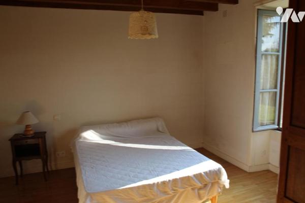 CHABAN DE CHAURAY, BELLE MAISON EN PIERRES APPARENTES AVEC GRANDES DEPENDANCES ET JARDIN.