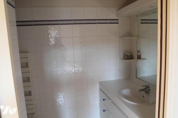 CHABAN DE CHAURAY, BELLE MAISON EN PIERRES APPARENTES AVEC GRANDES DEPENDANCES ET JARDIN.