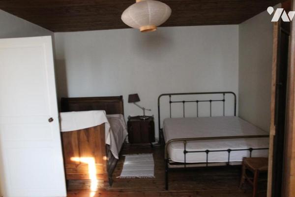 CHABAN DE CHAURAY, BELLE MAISON EN PIERRES APPARENTES AVEC GRANDES DEPENDANCES ET JARDIN.