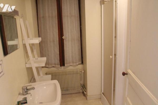 CHABAN DE CHAURAY, BELLE MAISON EN PIERRES APPARENTES AVEC GRANDES DEPENDANCES ET JARDIN.