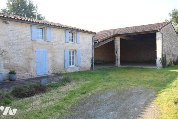 CHABAN DE CHAURAY, BELLE MAISON EN PIERRES APPARENTES AVEC GRANDES DEPENDANCES ET JARDIN.