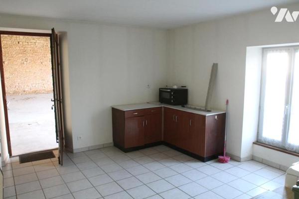 CHABAN DE CHAURAY, BELLE MAISON EN PIERRES APPARENTES AVEC GRANDES DEPENDANCES ET JARDIN.