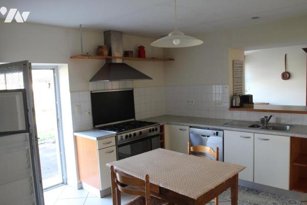 CHABAN DE CHAURAY, BELLE MAISON EN PIERRES APPARENTES AVEC GRANDES DEPENDANCES ET JARDIN.