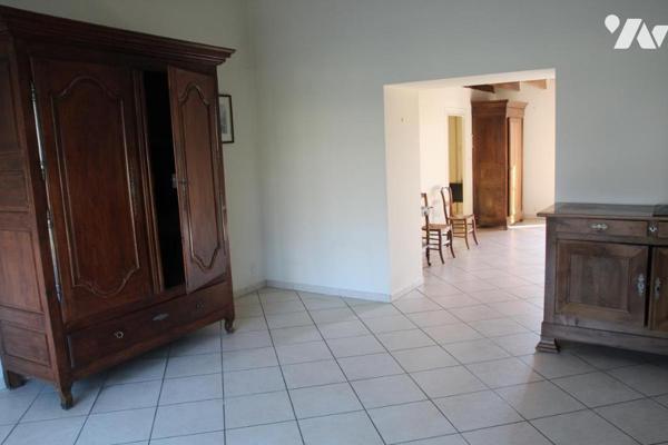 CHABAN DE CHAURAY, BELLE MAISON EN PIERRES APPARENTES AVEC GRANDES DEPENDANCES ET JARDIN.