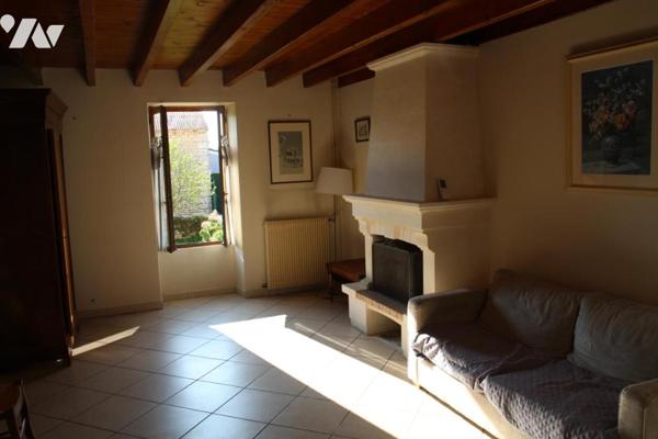 CHABAN DE CHAURAY, BELLE MAISON EN PIERRES APPARENTES AVEC GRANDES DEPENDANCES ET JARDIN.