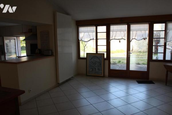 CHABAN DE CHAURAY, BELLE MAISON EN PIERRES APPARENTES AVEC GRANDES DEPENDANCES ET JARDIN.