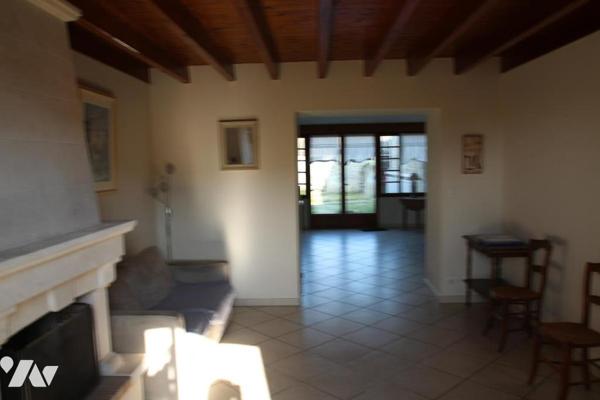 CHABAN DE CHAURAY, BELLE MAISON EN PIERRES APPARENTES AVEC GRANDES DEPENDANCES ET JARDIN.