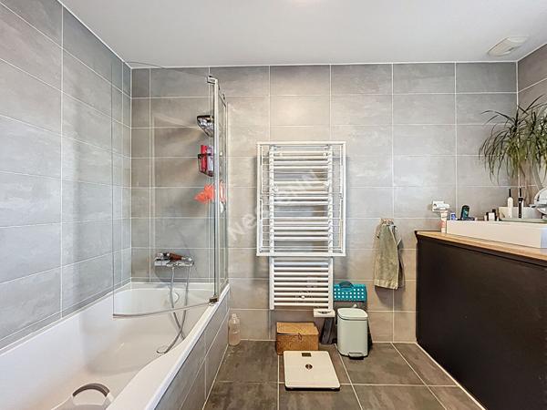 Poisy _ Spacieux et moderne appartement en duplex 5 pièces, de 90,81 m² (121,17 m² au sol), avec garage et terrasse