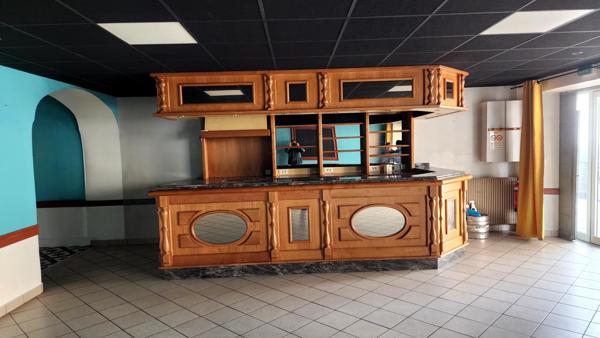 commerce idéalement situé au cœur de Bon Encontre