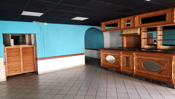 commerce idéalement situé au cœur de Bon Encontre