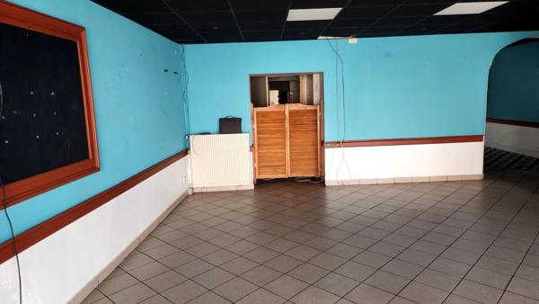 commerce idéalement situé au cœur de Bon Encontre