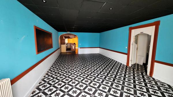 commerce idéalement situé au cœur de Bon Encontre