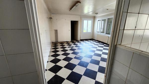 commerce idéalement situé au cœur de Bon Encontre