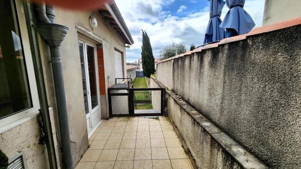 commerce idéalement situé au cœur de Bon Encontre