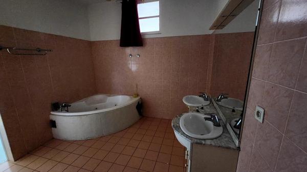 commerce idéalement situé au cœur de Bon Encontre