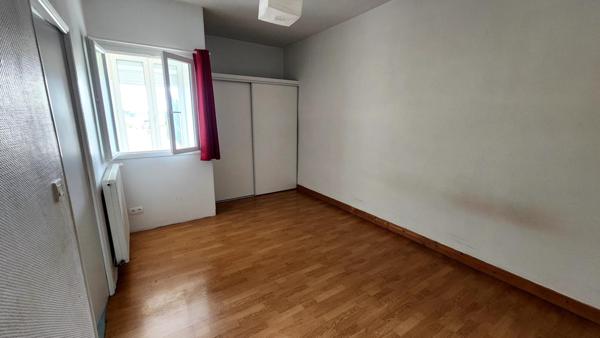 commerce idéalement situé au cœur de Bon Encontre