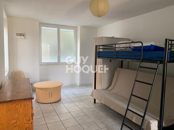 Studio meublé avec terrasse . Idéalement situé !