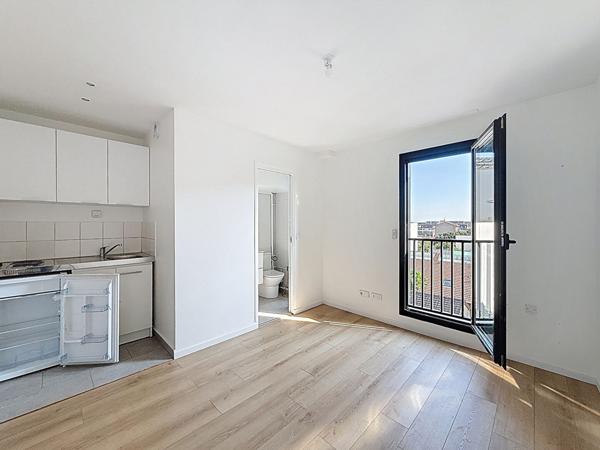 MONTREUIL, QUARTIER DU BAS MONTREUIL, STUDIO RENOVE EXPOSE SUD AVEC VUE DEGAGEE