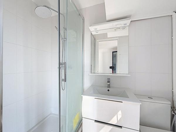 MONTREUIL, QUARTIER DU BAS MONTREUIL, STUDIO RENOVE EXPOSE SUD AVEC VUE DEGAGEE