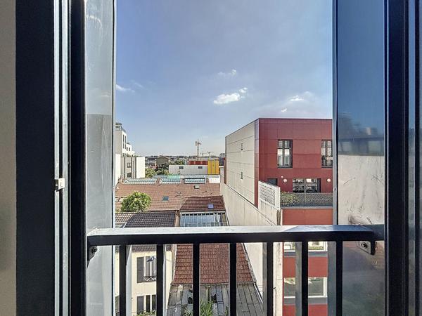 MONTREUIL, QUARTIER DU BAS MONTREUIL, STUDIO RENOVE EXPOSE SUD AVEC VUE DEGAGEE