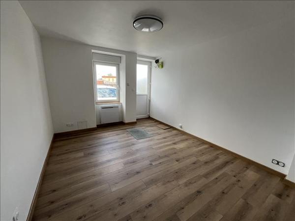 Maison à louer 606 € CC ST YRIEIX LA PERCHE 3 p 56 m² DPE D