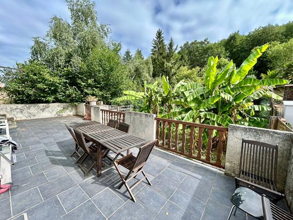 A VENDRE MAISON DE MAITRE DIVISE EN TROIS APPARTEMENTS + GARAGE + JARDIN