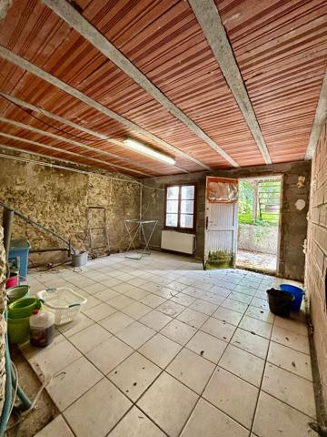A VENDRE MAISON DE MAITRE DIVISE EN TROIS APPARTEMENTS + GARAGE + JARDIN