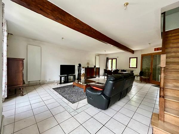 A VENDRE MAISON DE MAITRE DIVISE EN TROIS APPARTEMENTS + GARAGE + JARDIN