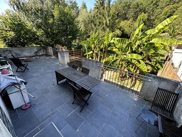 A VENDRE MAISON DE MAITRE DIVISE EN TROIS APPARTEMENTS + GARAGE + JARDIN