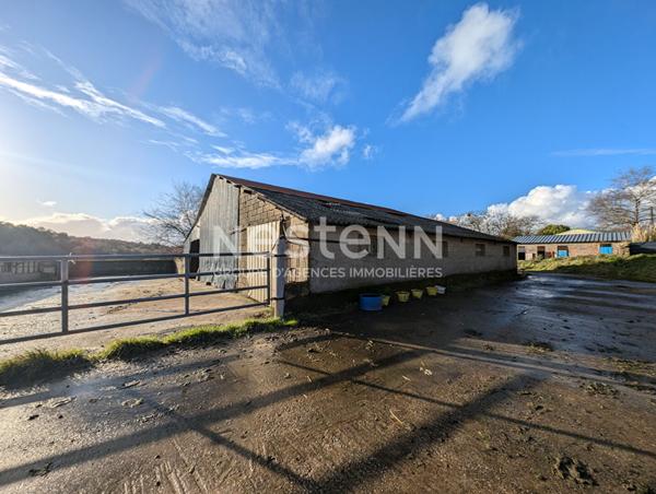Maison à rénover de 93 m² avec 1 hangar et 1 garage et 6 hectares de terrain