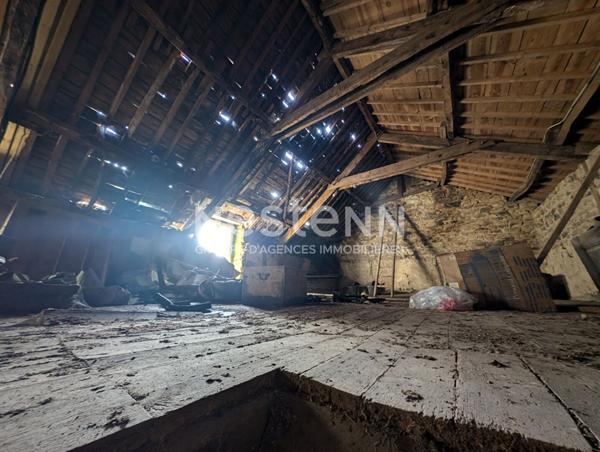 Maison à rénover de 93 m² avec 1 hangar et 1 garage et 6 hectares de terrain