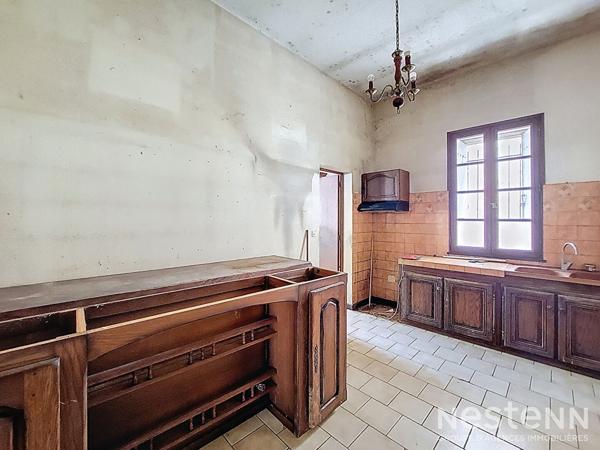 À vendre : Maison à rénover de 148 m² avec garage de 62 m² et grenier de 73 m², située au centre de Condom