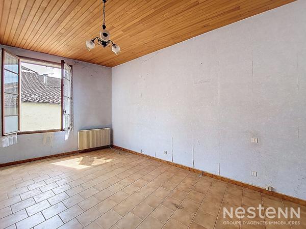 À vendre : Maison à rénover de 148 m² avec garage de 62 m² et grenier de 73 m², située au centre de Condom