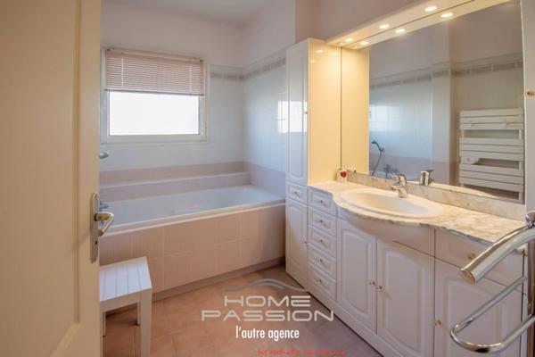 ROYAN - APPARTEMENT 90 M2 AVEC TERRASSE, GARAGE ET CAVE A 250m DU MARCHE CENTRAL