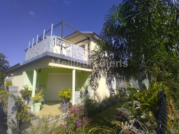 367 200 € FAI. Villa F6 (2009) de 140 m² sur 2 niveaux, terrain de 590 m². ST PIERRE (Ravine des Cabris)