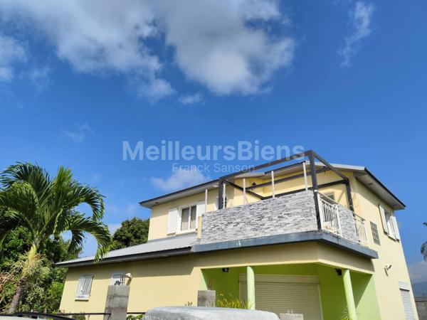 367 200 € FAI. Villa F6 (2009) de 140 m² sur 2 niveaux, terrain de 590 m². ST PIERRE (Ravine des Cabris)