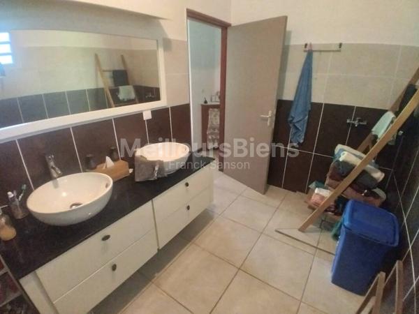 367 200 € FAI. Villa F6 (2009) de 140 m² sur 2 niveaux, terrain de 590 m². ST PIERRE (Ravine des Cabris)