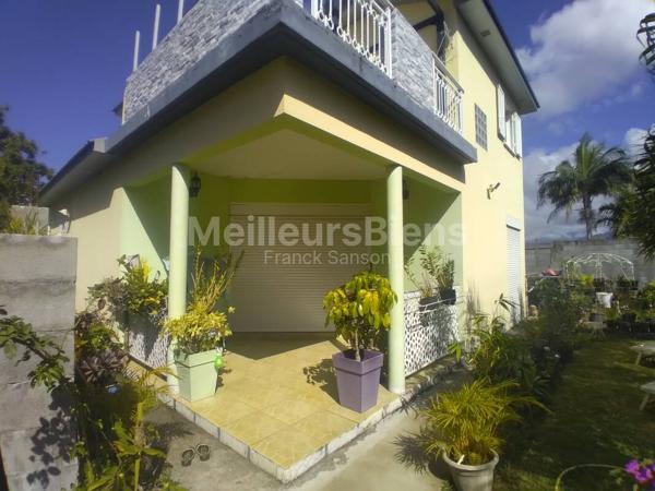 367 200 € FAI. Villa F6 (2009) de 140 m² sur 2 niveaux, terrain de 590 m². ST PIERRE (Ravine des Cabris)