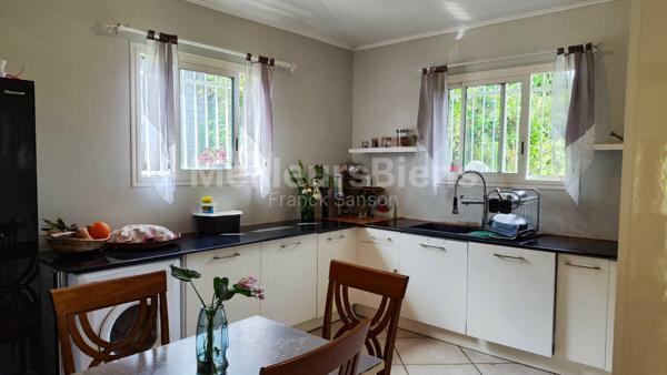 367 200 € FAI. Villa F6 (2009) de 140 m² sur 2 niveaux, terrain de 590 m². ST PIERRE (Ravine des Cabris)