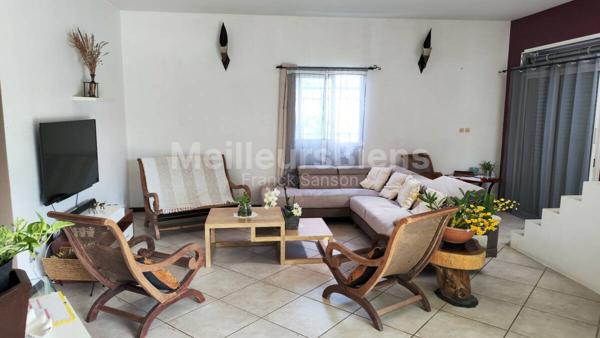 367 200 € FAI. Villa F6 (2009) de 140 m² sur 2 niveaux, terrain de 590 m². ST PIERRE (Ravine des Cabris)