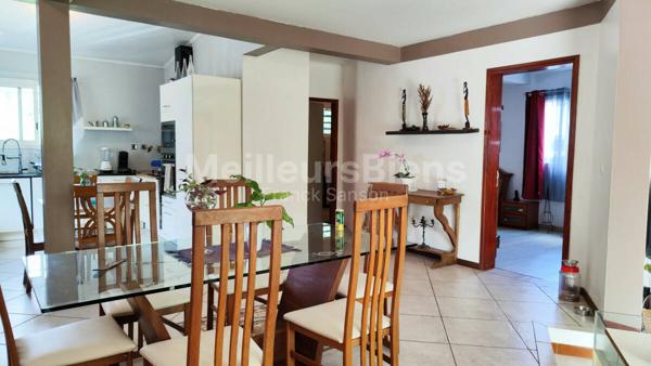 367 200 € FAI. Villa F6 (2009) de 140 m² sur 2 niveaux, terrain de 590 m². ST PIERRE (Ravine des Cabris)